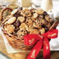 Пълна кошница със сладки и бисквитки за подарък